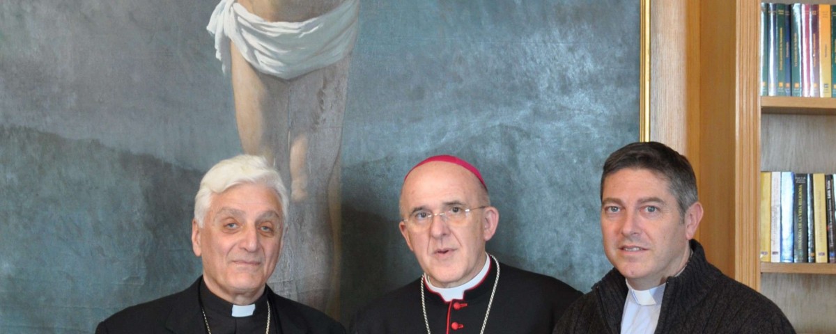 Presidente del SIT con el Arzobispo de Madrid y con el Obispo de Aleppo.jpg