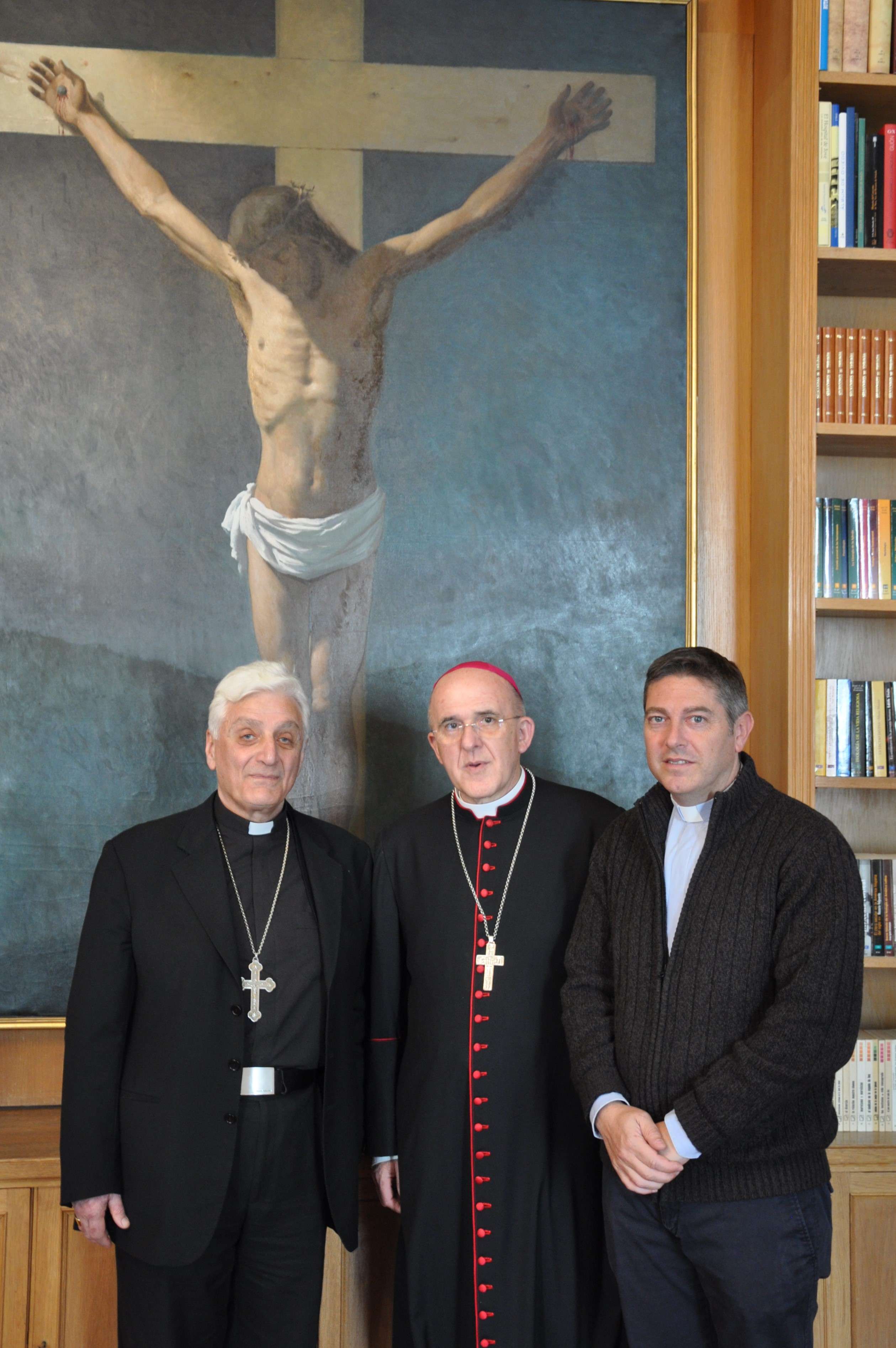 Presidente del SIT con el Arzobispo de Madrid y con el Obispo de Aleppo.jpg